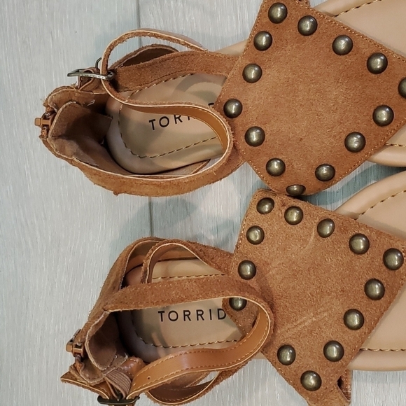 Torrid Women Studded T strap Ankle Strap  Sandals Flats shoes sz 6W Wide - Picture 5 of 10